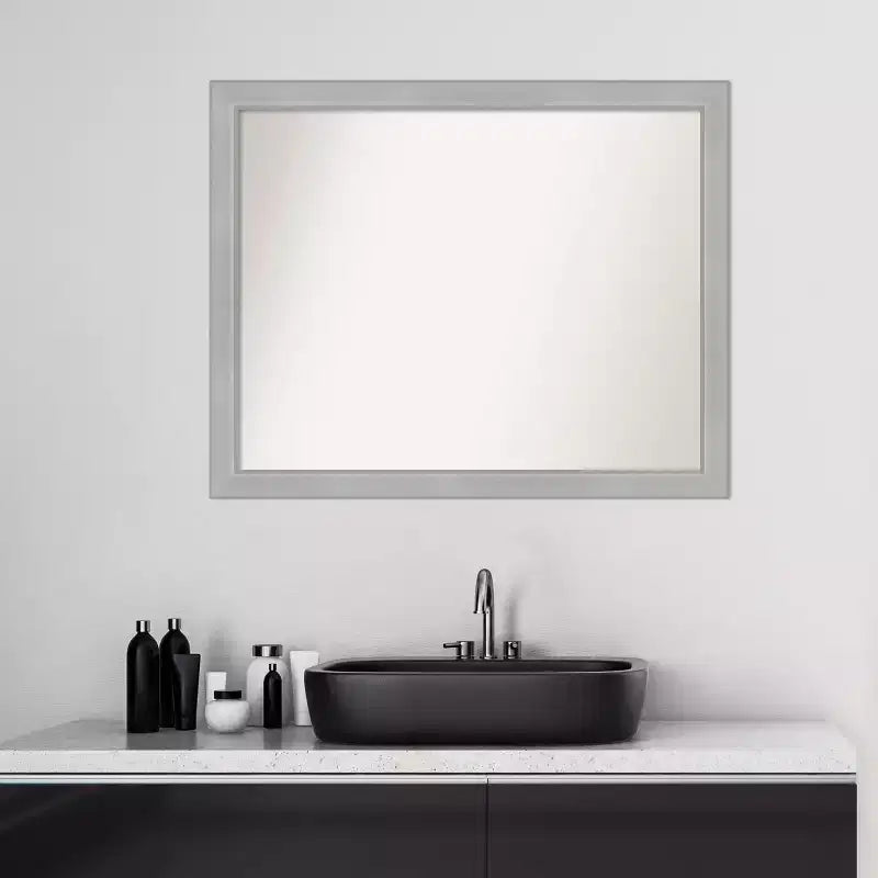 Specchio da parete stretto per bagno Vista in nickel spazzolato non bisellato 31" x 25": Rettangolare, Cornice in polistirene, Montaggio a parete