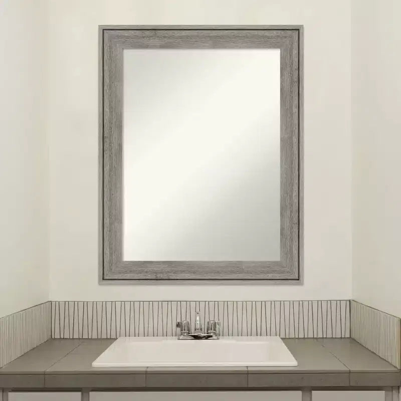 Specchio da Parete per Bagno 23" x 29" in Legno Grigio Antico Regis, Senza Bordo Smussato