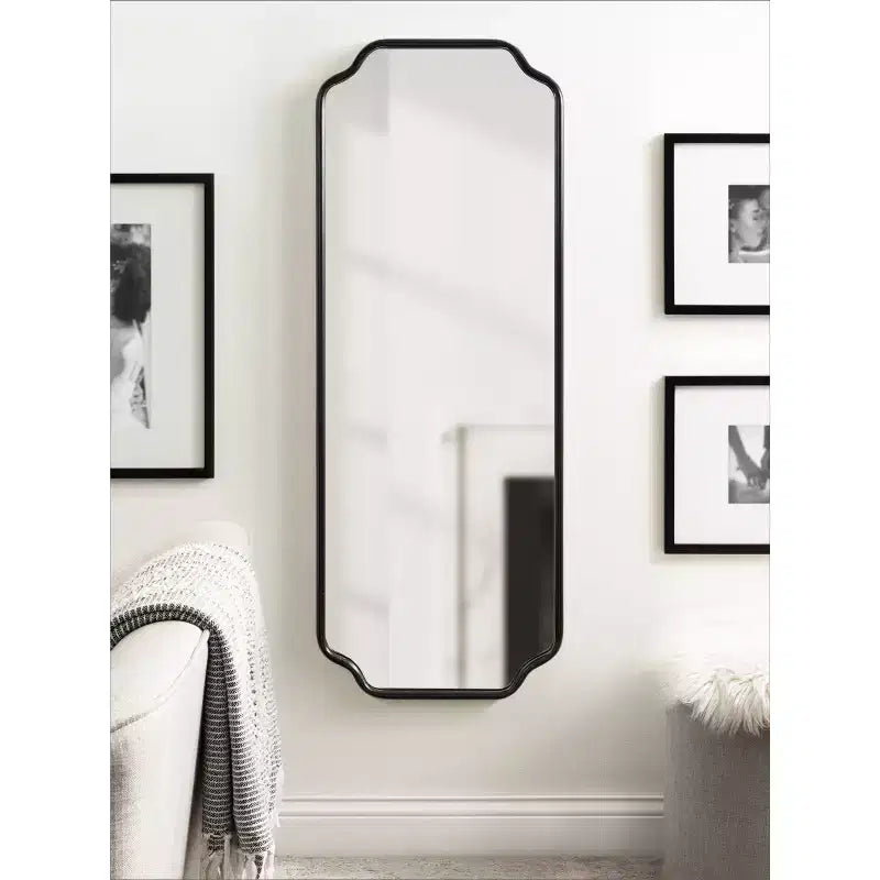 Specchio da parete con cornice Plumley 18"x48", nero