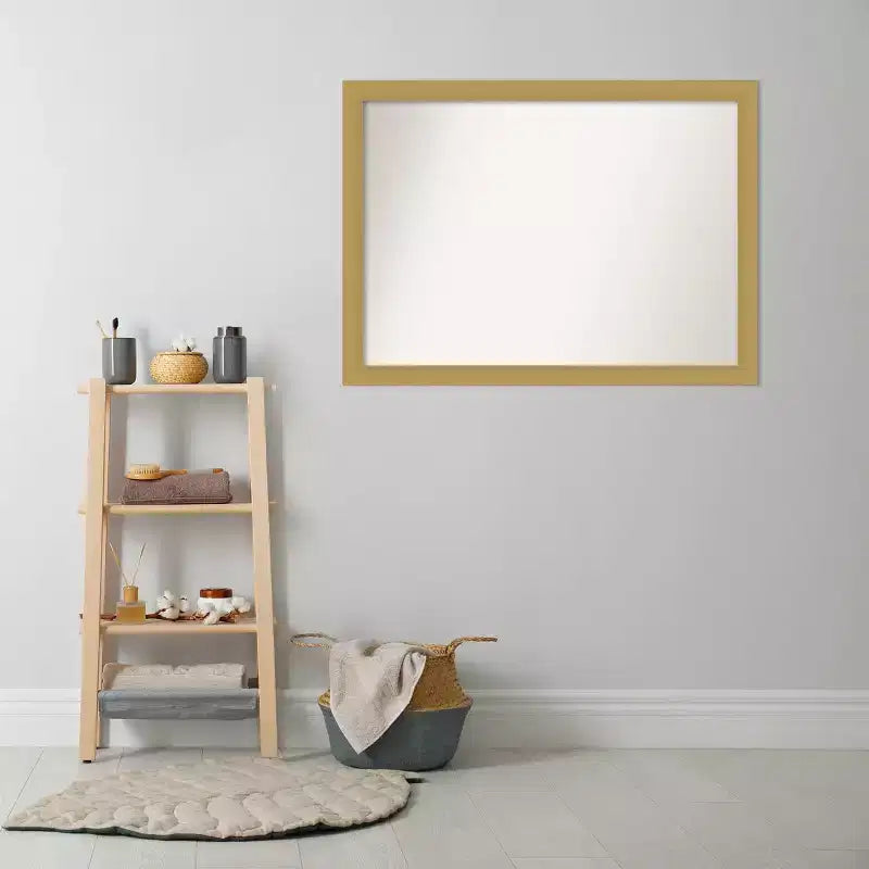 Specchio da parete per bagno Grace da 42" x 31" senza smussatura oro spazzolato: Rettangolare, cornice in polistirene, montato a parete