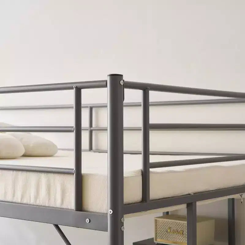 Letto a soppalco matrimoniale in metallo con scrivania e ripiani, 2 scale incorporate