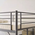 Letto a soppalco matrimoniale in metallo con scrivania e ripiani, 2 scale incorporate