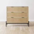 Cassettiera a 3 cassetti Andrew con accenti in rattan naturale e gambe in metallo: Fascino bohémien, ampio spazio di archiviazione