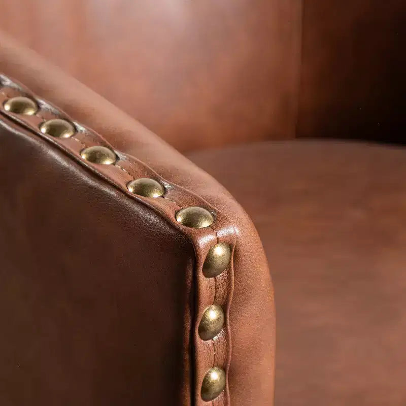 Poltrona Myles stile club commerciale con base girevole in metallo a 360° e rivestimento con borchie decorative
