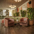 Poltrona Myles stile club commerciale con base girevole in metallo a 360° e rivestimento con borchie decorative